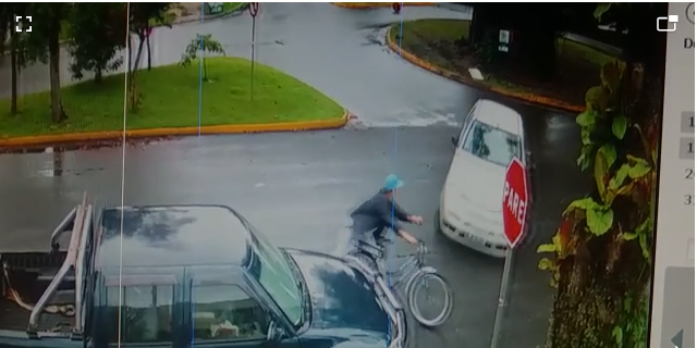 Ciclista escapa de esmagamento por carro desgovernado em SC