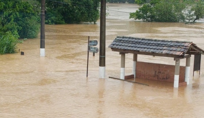 Chuva intensa provoca enchente em Benedito Novo; uma casa foi destruída