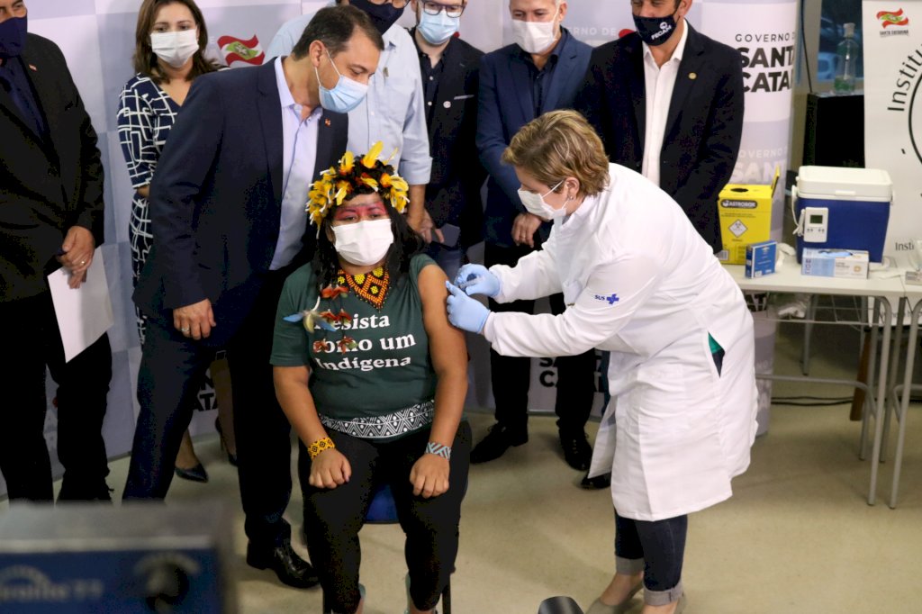 Enfermeiro, líder indígena e idoso de 81 anos são os primeiros vacinados em SC