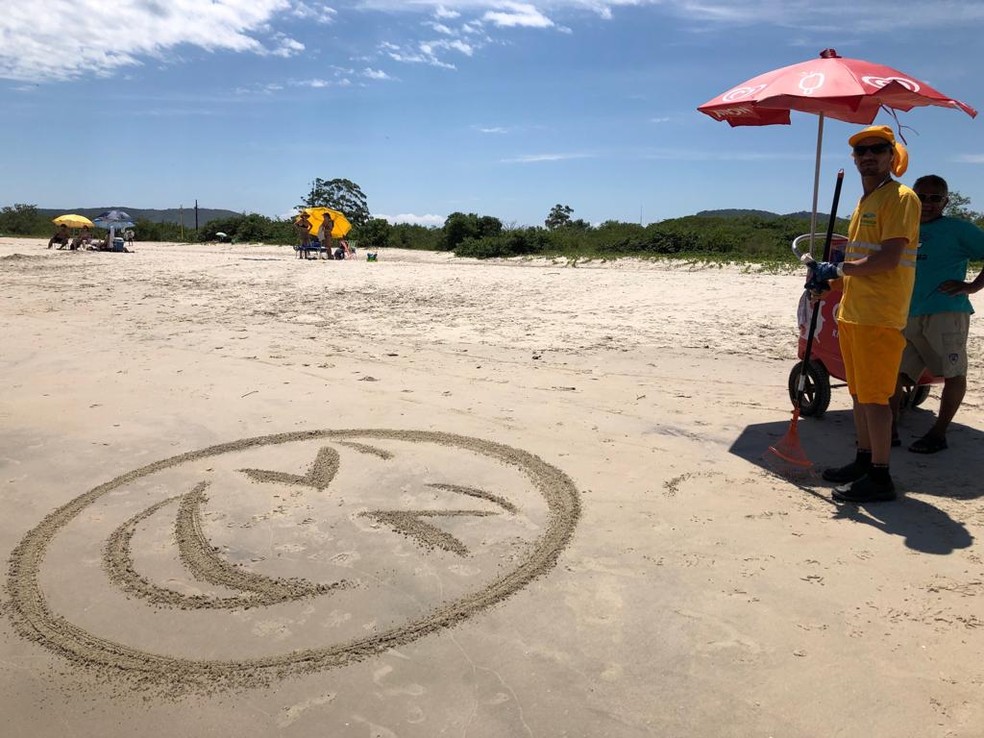 Pousoredondense desenha em praia de SC para deixar banhistas felizes