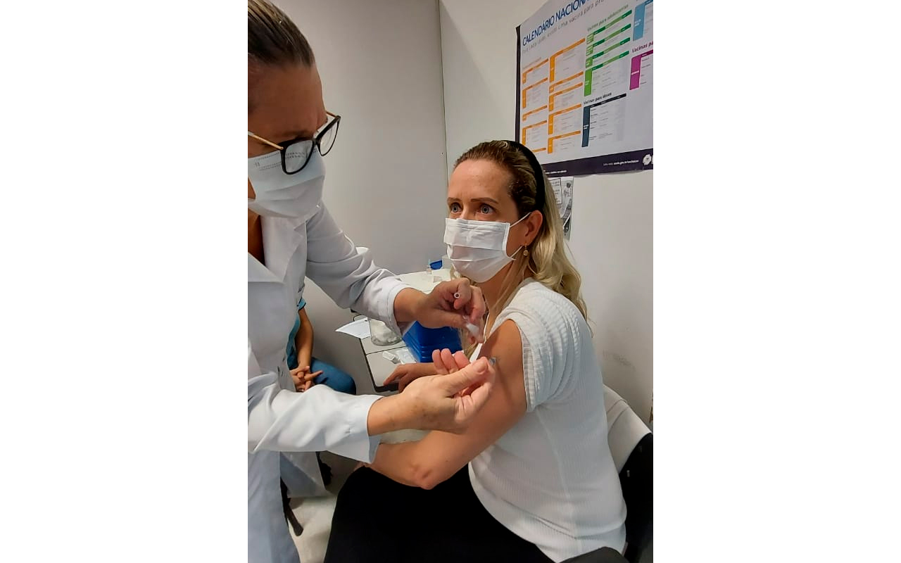 Médica foi a primeira a ser vacinada contra Covid em Salete
