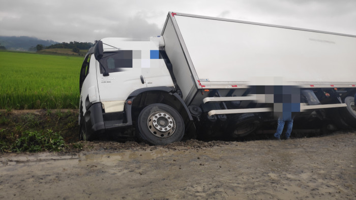 Caminhão tomba na localidade de Sítio Peters, em Pouso Redondo