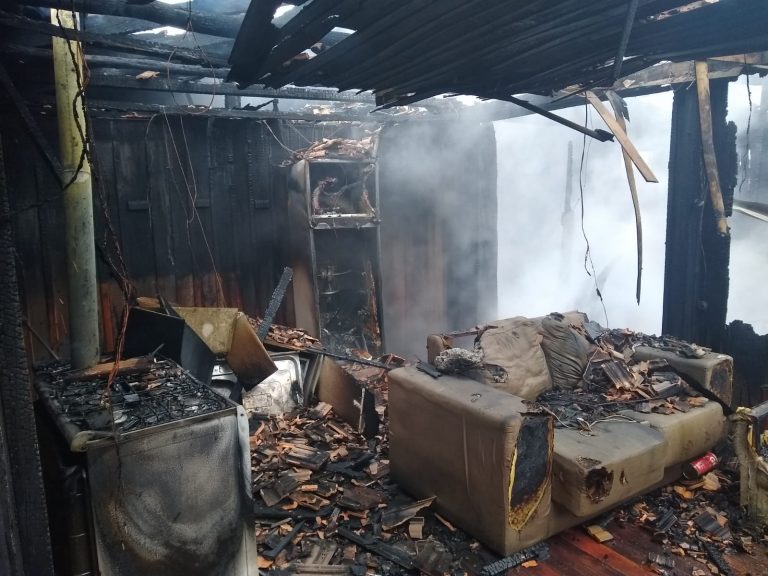 Incêndio destrói residência, em Taió