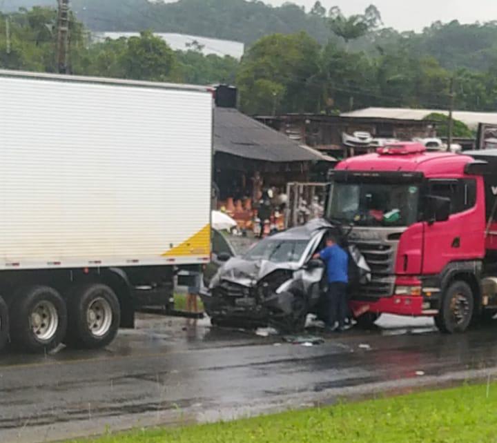VÍDEO: Carro é esmagado entre dois caminhões na BR-470
