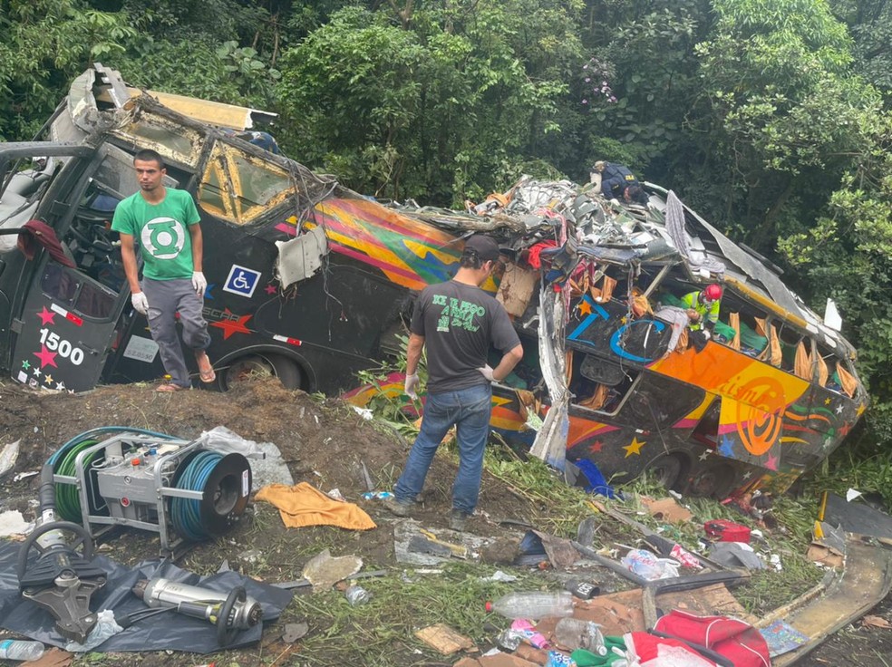 Acidente com ônibus deixa 12 mortos e 9 feridos na BR-376, que liga SC ao PR
