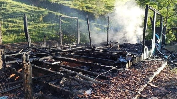 Pai, mãe e filha foram vítimas de incêndio que destruiu casa em Rio do Sul