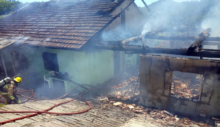 Idoso de 70 anos coloca fogo na própria casa com a intenção de se suicidar, no Vale do Itajaí