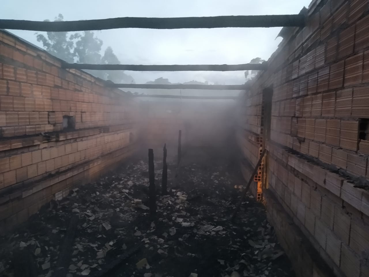 Estufa de fumo foi totalmente destruída pelo fogo, em Ituporanga
