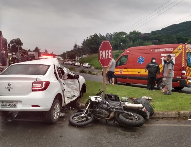 Motociclista fica em estado grave após colisão contra carro na BR-470