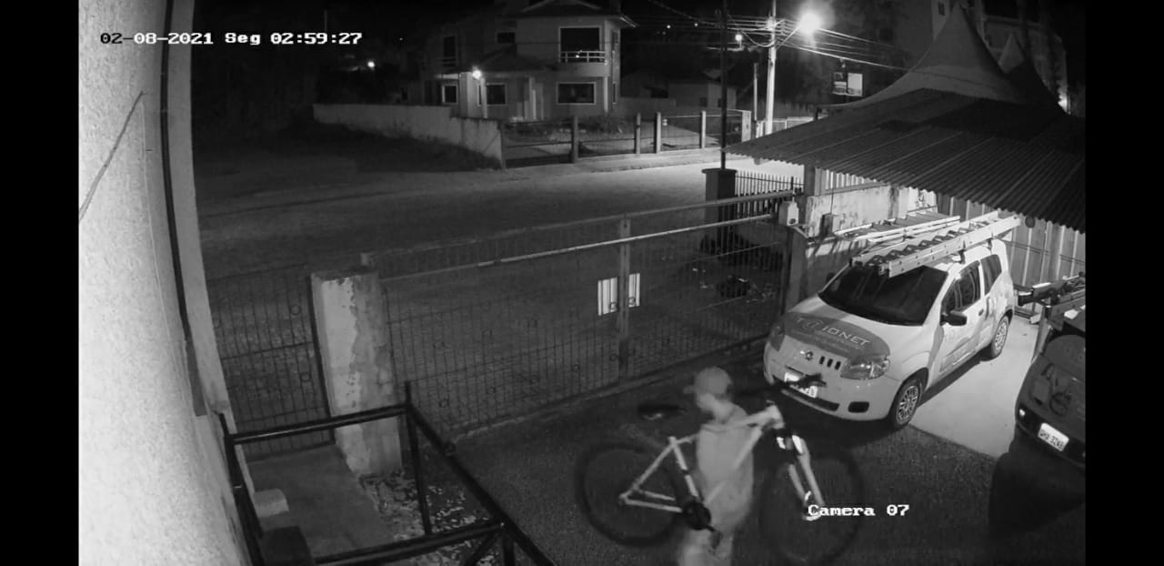 VÍDEO: veja o momento em que bandido furta bicicleta, em Taió