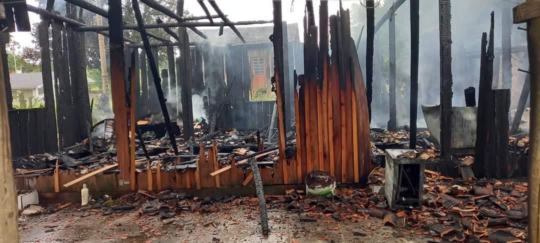 Incêndio destrói residência, em Pouso Redondo
