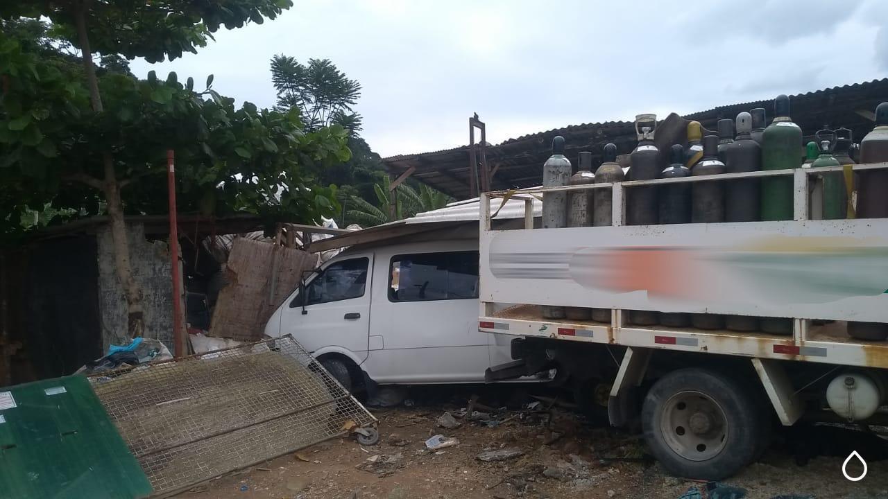 Caminhão desgovernado derruba muro e mata criança de 1 ano em SC