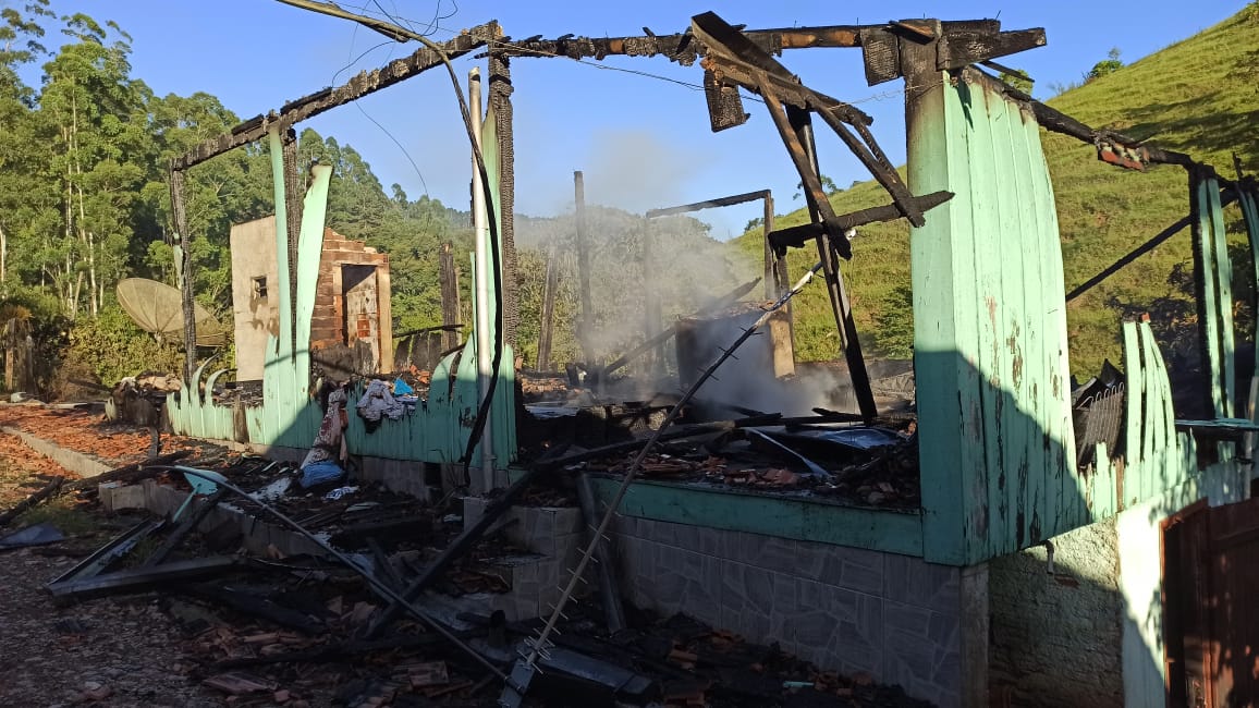 Tragédia: Três pessoas da mesma família morrem carbonizadas em incêndio, em Rio do Sul