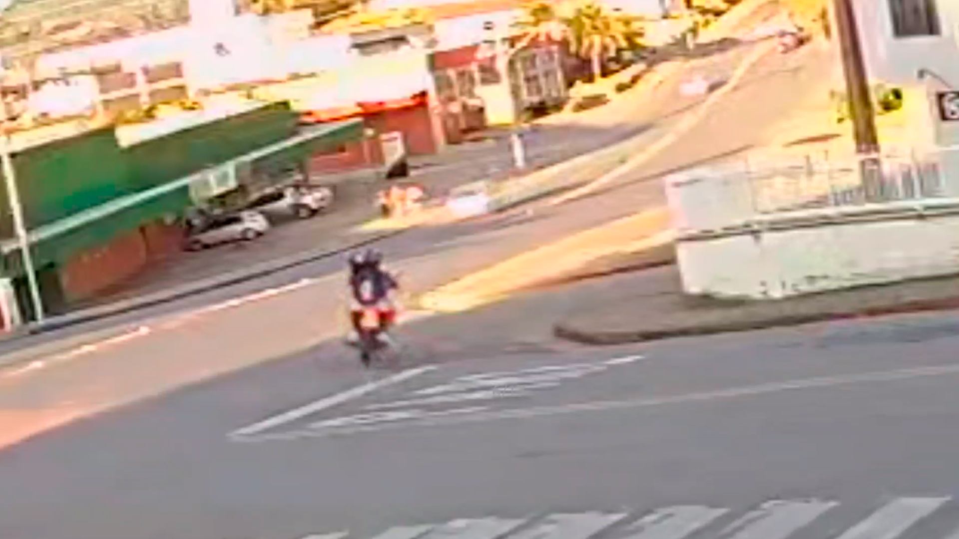 Vídeo mostra momento que motociclista sofre queda em Taió