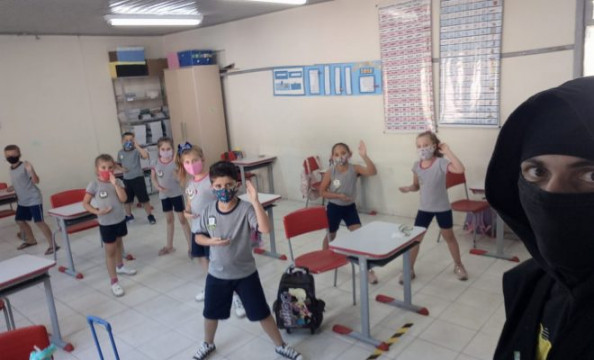 Professor de escola de Taió se veste de “ninja” e interage com as crianças, no retorno às aulas presenciais