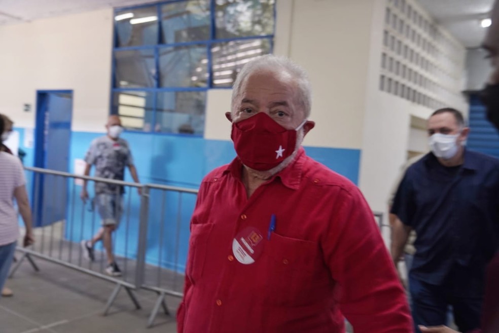Lula tem alta de hospital após ser internado com bactérias no sangue