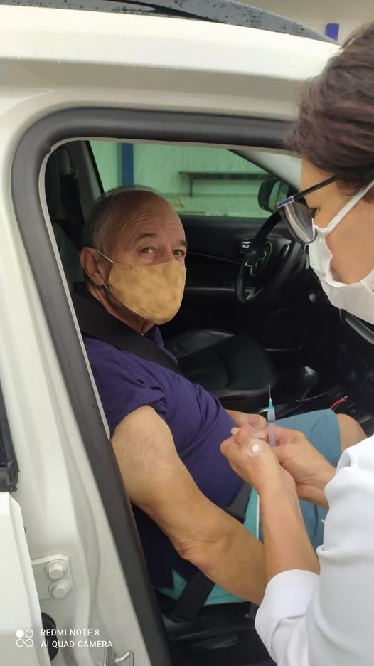 Ex-prefeito Ademar Dalfovo recebe vacina contra a Covid-19, em Taió