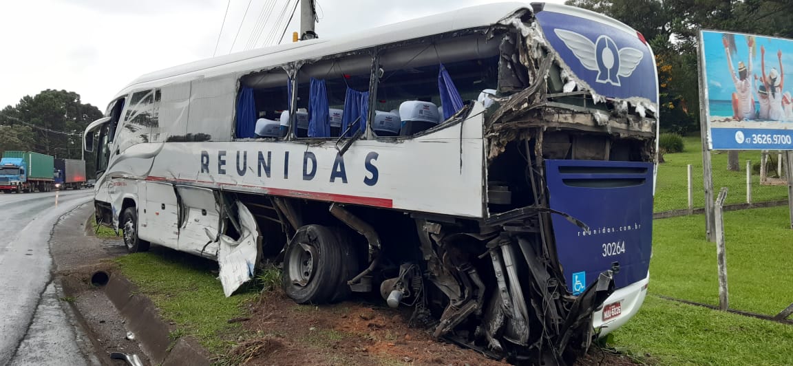 Acidente entre caminhão e ônibus da Reunidas deixa feridos em SC
