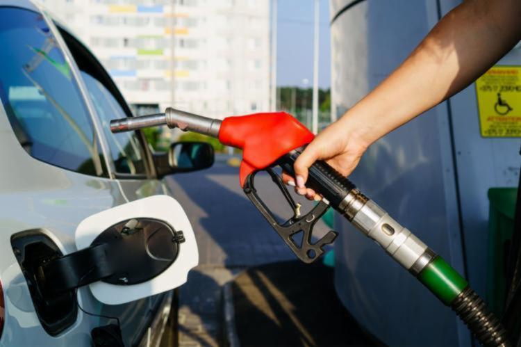 Petrobras reduz preço da gasolina pela primeira vez neste ano