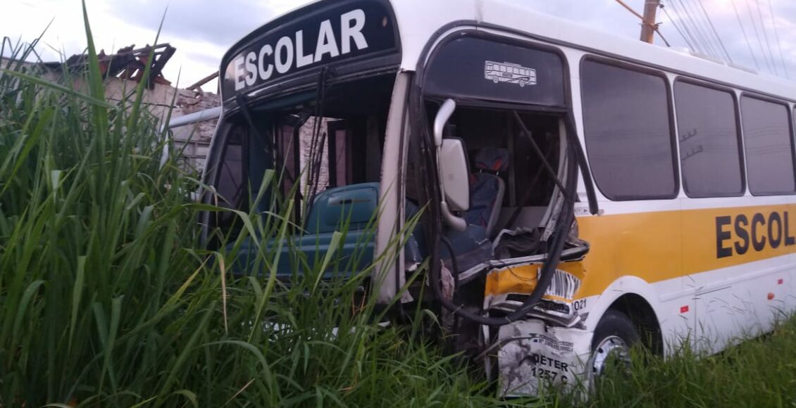 Duas pessoas morrem após acidente com ônibus escolar em SC