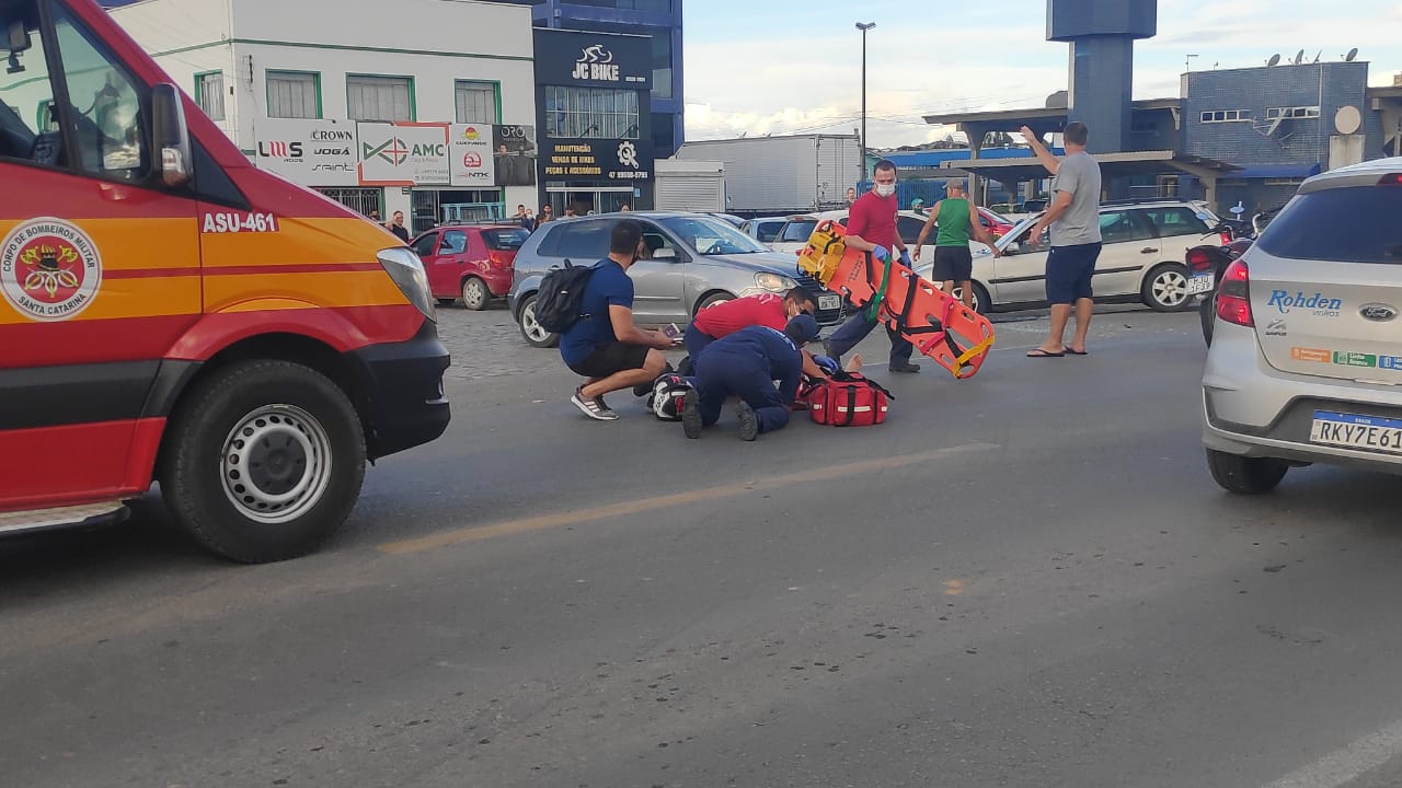 Motociclista é levado ao hospital após acidente na BR-470, em Pouso Redondo
