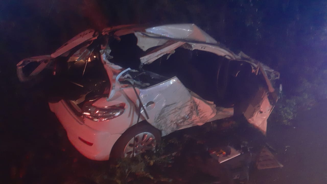 Carro fica destruído após grave acidente na BR-470, no Alto Vale
