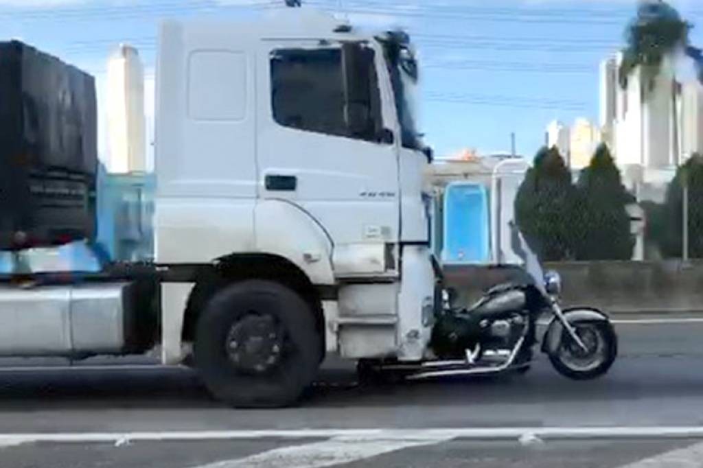 Moto é arrastada por 32km, com motociclista pendurado na cabine de caminhão