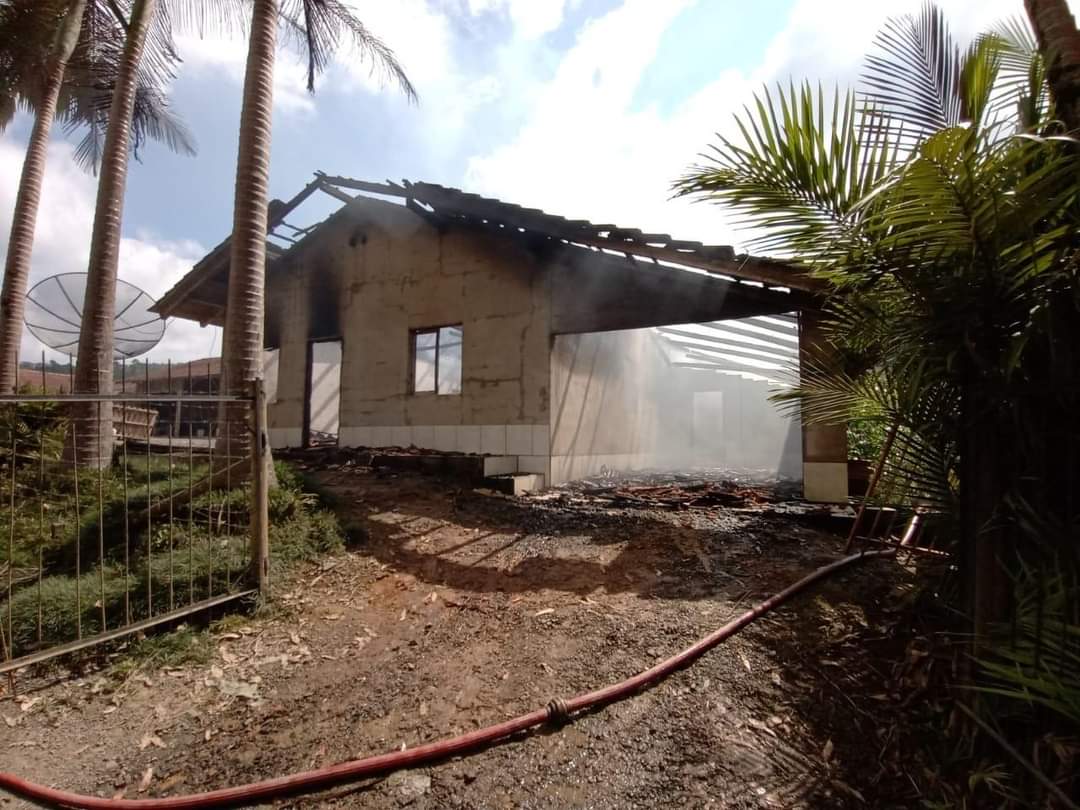 Mulher provoca incêndio em residência após briga, em Witmarsum