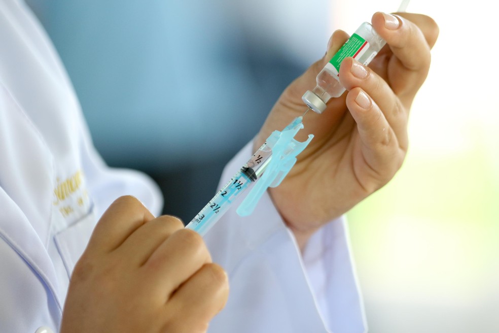 Técnica é investigada após “furar a fila” da vacinação para imunizar o próprio pai em SC
