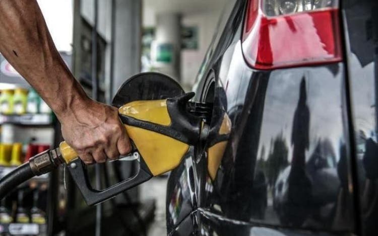 Preço da gasolina vai chegar a R$ 6 em SC, diz sindicato
