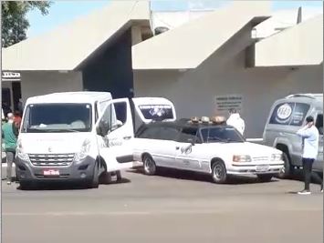 Carros funerários fazem fila em porta de hospital em SC