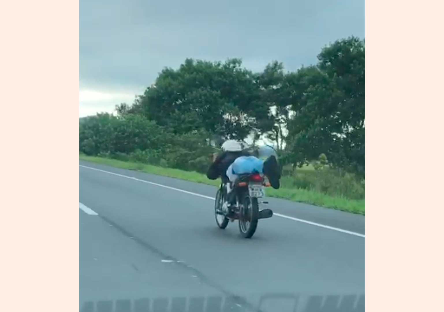 VÍDEO: motociclista é flagrado pilotando moto deitado na BR-470