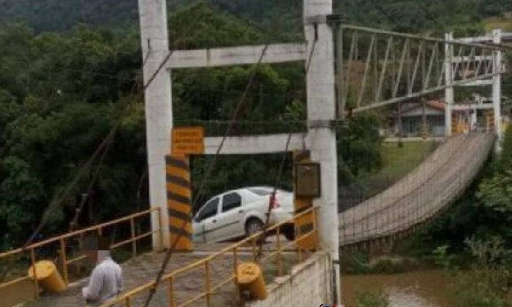 Motorista perde o controle e veículo fica pendurado na ponte pênsil em Ituporanga