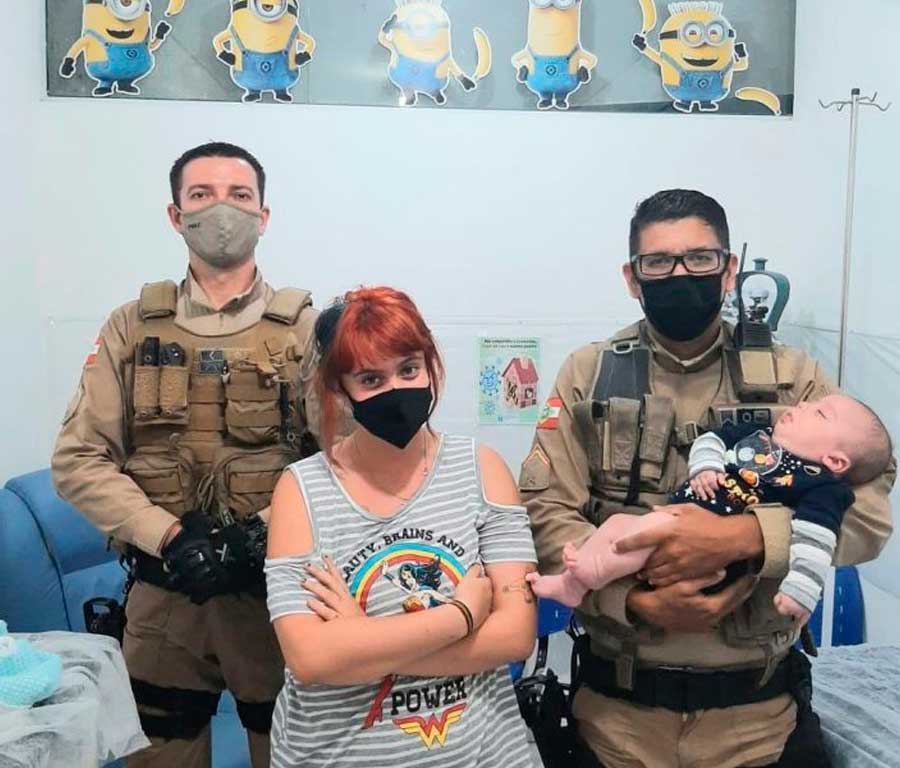 Policiais salvam vida de bebê engasgado em SC
