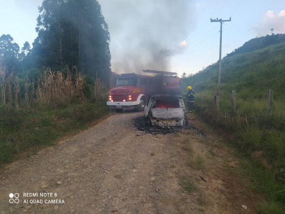 Carro fica destruído após incêndio, em Taió