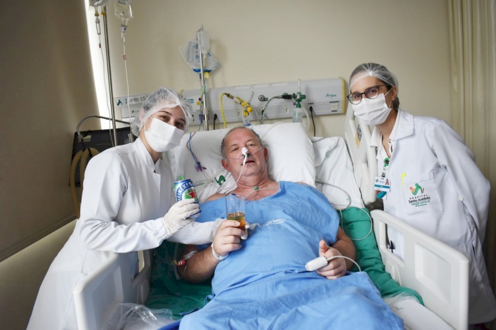 Paciente toma cerveja após ganhar alta da UTI Covid no Hospital em SC