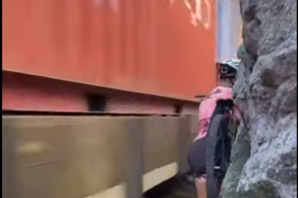 Ciclista fica encurralada em linha de trem em SC