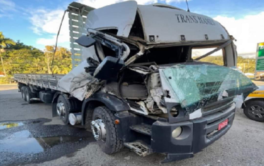 Grave acidente envolvendo dois caminhões na SC-350