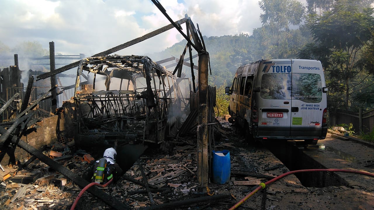 Empresário fica ferido ao tentar salvar veículos de incêndio no Alto Vale
