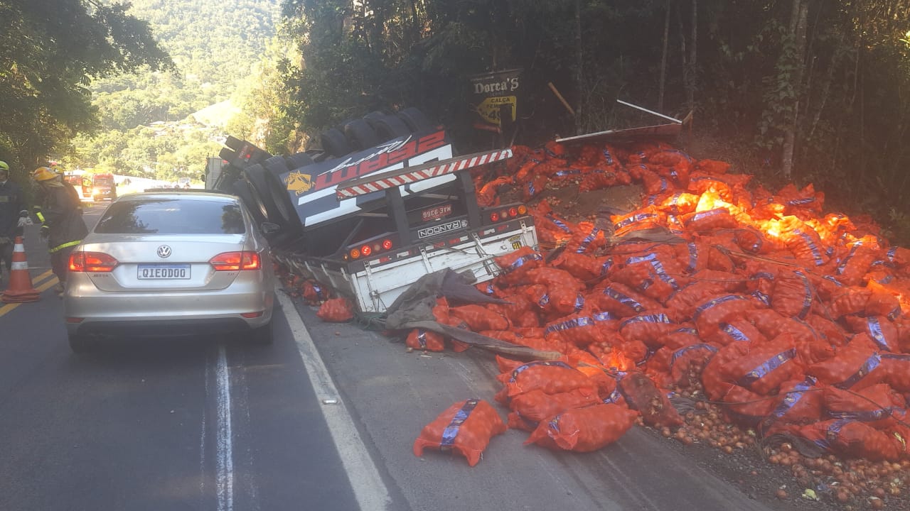 Caminhão carregado com cebola tomba na BR-470, no Alto Vale