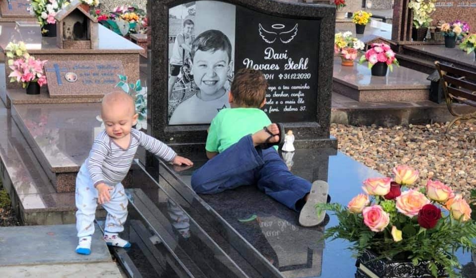 Amor e paz em uma só foto; irmãos visitam o túmulo do pequeno Davi