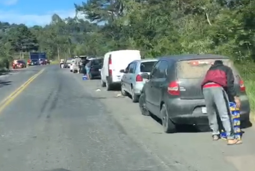 População aproveita para pegar umas “cervejinhas” após caminhão tombar na BR-470, em Pouso Redondo