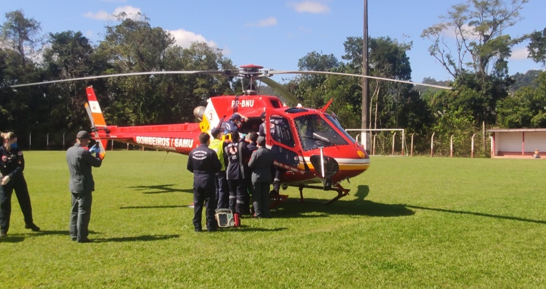 Adolescente é transferido pelo Helicóptero Arcanjo ao Hospital Regional após grave acidente em Taió