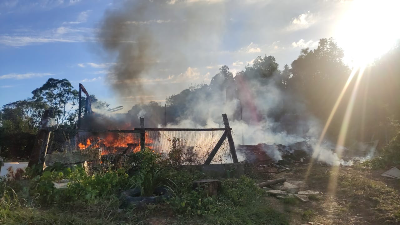 Casa é totalmente destruída pelo fogo em Taió