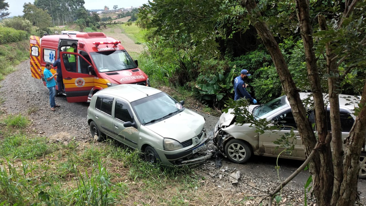 Colisão entre dois veículos é registrado no interior em Pouso Redondo
