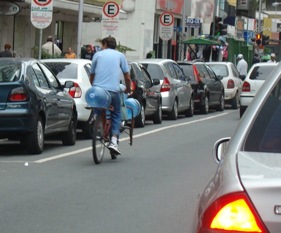 Deixar de reduzir a velocidade ao ultrapassar ciclista será infração gravíssima; entenda