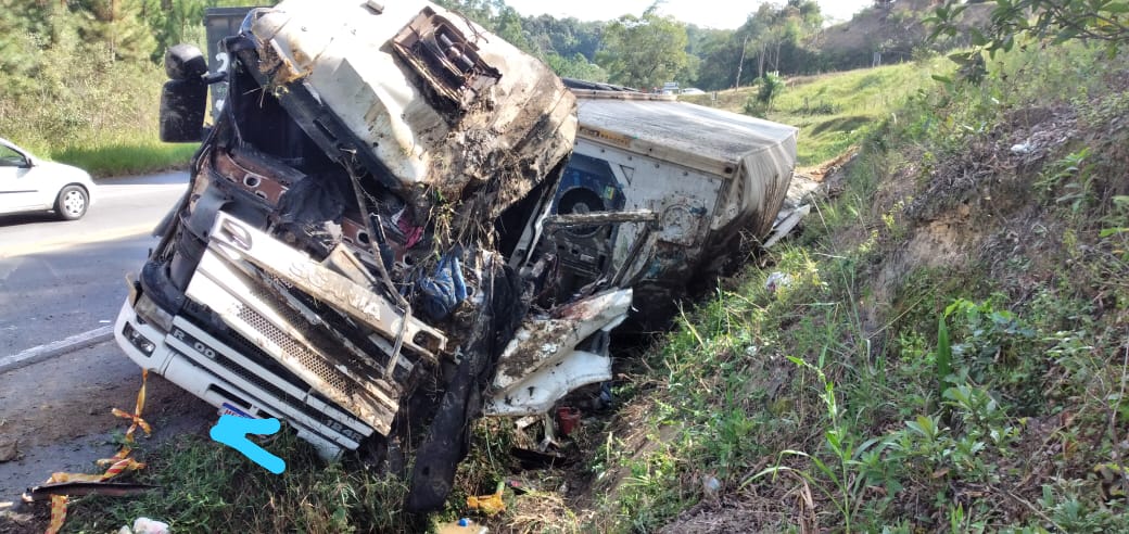 Grave acidente na BR-470 em Pouso Redondo deixa motorista de caminhão ferido