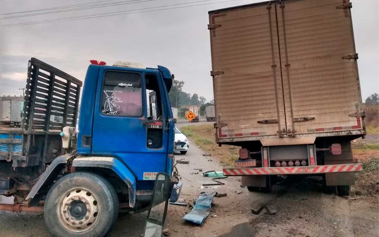 Três caminhões se envolvem em acidente na BR-470, em Pouso Redondo