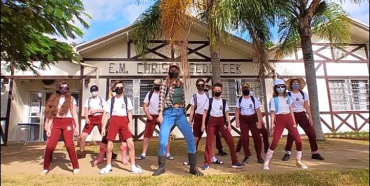 Estudantes do Alto Vale fazem ‘dancinha do carpinteiro’, hit da internet