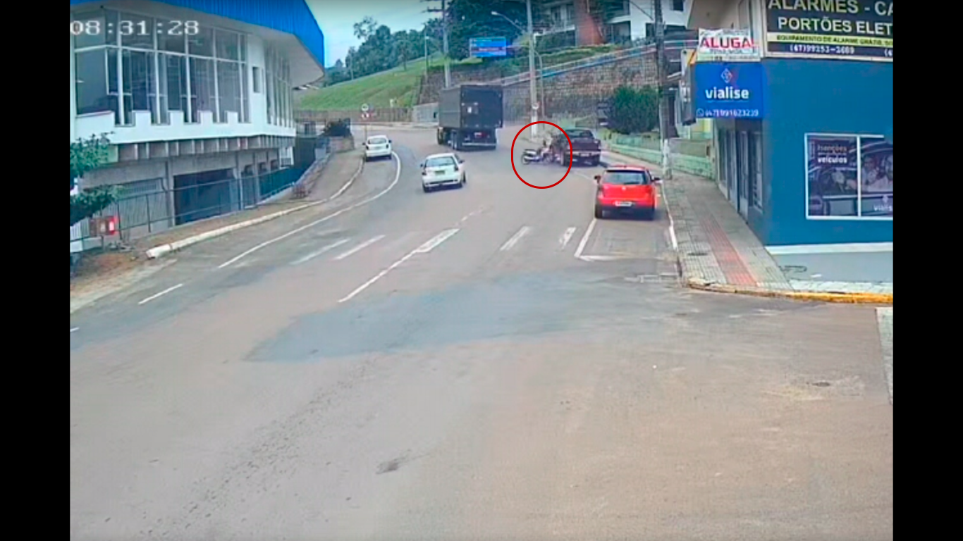 VÍDEO: Motociclista colide em caminhonete estacionada